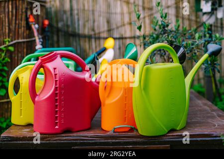 Bunte Gießdosen im Garten Stockfoto