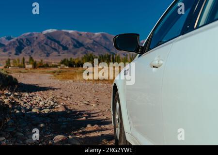 Auto in den Bergen im Herbst, aus nächster Nähe Stockfoto