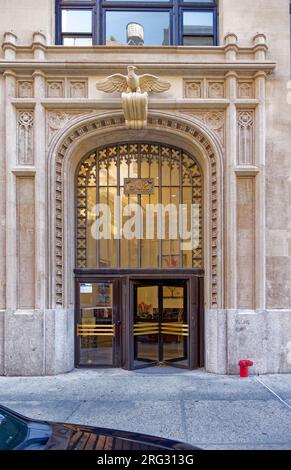 Historischer Bezirk Ladys' Mile: Aufwändiger Eingang im Tudor-Stil, jetzt ausgestattet mit Drehtür, am Broadway 902. Stockfoto