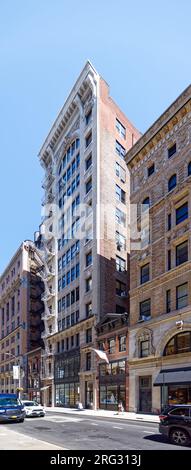 Historischer Bezirk der Ladies' Mile: Holtz Building, 7 E 20. St., ist ein Loft-Gebäude im Neorenaissance-Stil, bekannt für seine kunstvoll verzierten Kastenfenster im zweiten Stock. Stockfoto