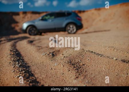 Auto im Sandsteinbruch, Fokus auf Sand Stockfoto