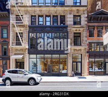 Historischer Bezirk der Ladies' Mile: Holtz Building, 7 E 20. St., ist ein Loft-Gebäude im Neorenaissance-Stil, bekannt für seine kunstvoll verzierten Kastenfenster im zweiten Stock. Stockfoto