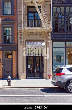 Historischer Bezirk der Ladies' Mile: Holtz Building, 7 E 20. St., ist ein Loft-Gebäude im Neorenaissance-Stil, bekannt für seine kunstvoll verzierten Kastenfenster im zweiten Stock. Stockfoto