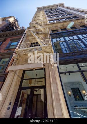 Historischer Bezirk der Ladies' Mile: Holtz Building, 7 E 20. St., ist ein Loft-Gebäude im Neorenaissance-Stil, bekannt für seine kunstvoll verzierten Kastenfenster im zweiten Stock. Stockfoto