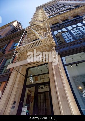 Historischer Bezirk der Ladies' Mile: Holtz Building, 7 E 20. St., ist ein Loft-Gebäude im Neorenaissance-Stil, bekannt für seine kunstvoll verzierten Kastenfenster im zweiten Stock. Stockfoto