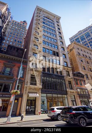 Historischer Bezirk der Ladies' Mile: Holtz Building, 7 E 20. St., ist ein Loft-Gebäude im Neorenaissance-Stil, bekannt für seine kunstvoll verzierten Kastenfenster im zweiten Stock. Stockfoto