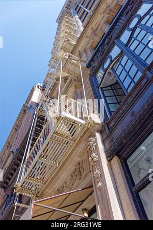 Historischer Bezirk der Ladies' Mile: Holtz Building, 7 E 20. St., ist ein Loft-Gebäude im Neorenaissance-Stil, bekannt für seine kunstvoll verzierten Kastenfenster im zweiten Stock. Stockfoto