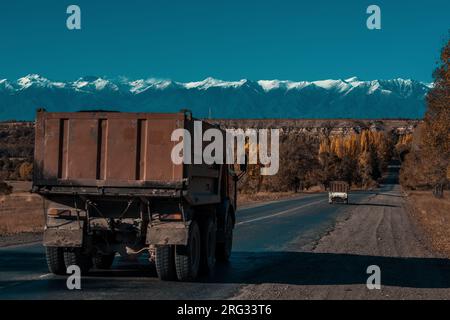 Alte Lastwagen auf einer Straße in den Bergen Stockfoto