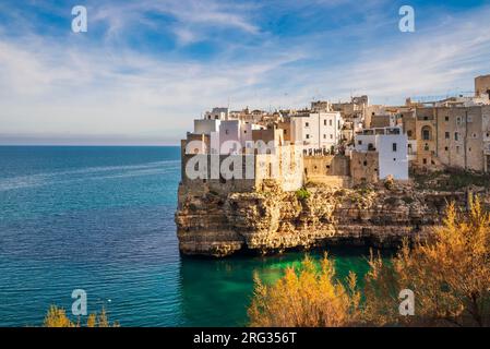 Polignano a Mare ist eine malerische Küstenstadt in Italien, bekannt für ihre atemberaubenden Meereshöhlen, die durch die Kraft von t in die Kalksteinklippen gehauen wurden Stockfoto