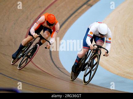 Jack Carlin (rechts) aus Großbritannien und Harrie Lavreysen aus den Niederlanden in Aktion im Halbfinale des Elite Sprint für Männer am fünften Tag der UCI-Radweltmeisterschaft 2023 im Sir Chris Hoy Velodrome in Glasgow. Foto: Montag, 7. August 2023. Stockfoto