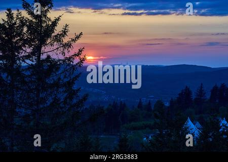 Sonnenuntergang über der Bergkette des Rothaargsteig in der Nähe von Luetzel in Deutschland. Stockfoto