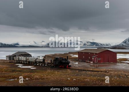 Die Forschungsstation von NY-Alesund am Kongsfjord. Ny-Alesund, Kongsfjorden, Spitzbergen Island, Svalbard, Norwegen. Stockfoto