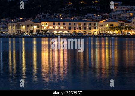 Hafen und Strand von Port de la Selva, beleuchtet bei Nacht zur blauen Stunde (Alt Empordà, Girona, Katalonien, Spanien) ESP Puerto-playa Port de la Selva Stockfoto