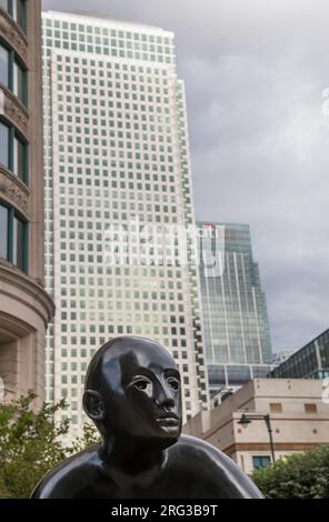 Giles Penny's Two Men on a Bench ist ein großes Bronzewerk, das eine nachdenkliche Atmosphäre am Cabot Square Canary Wharf hat Stockfoto