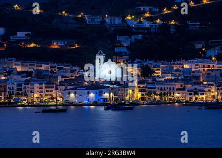 Port de la Selva Bucht und Stadt noch bei Nacht mit dem ersten Licht des Morgens (Alt Empordà, Girona, Katalonien, Spanien) ESP La Bahía Port de la Selva Stockfoto