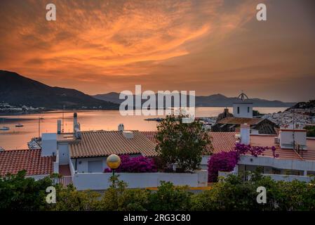 Rötlicher Sonnenuntergang über der Stadt Port de la Selva nördlich des Kaps Cap de Creus (Alt Empordà, Girona, Katalonien, Spanien) ESP: Atardecer rojizo Empordà Stockfoto