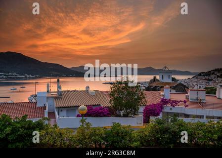 Rötlicher Sonnenuntergang über der Stadt Port de la Selva nördlich des Kaps Cap de Creus (Alt Empordà, Girona, Katalonien, Spanien) ESP: Atardecer rojizo Empordà Stockfoto