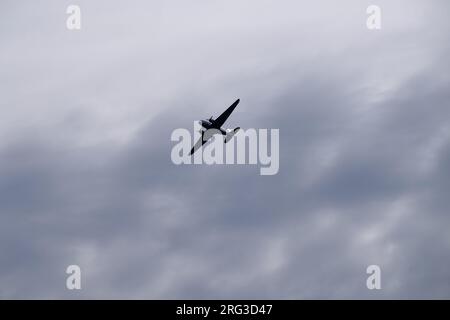 Helsinki/Finnland - 28. JULI 2023. Ein altes Propeller-Passagierflugzeug, das gegen einen bewölkten Morgenhimmel fliegt. Stockfoto