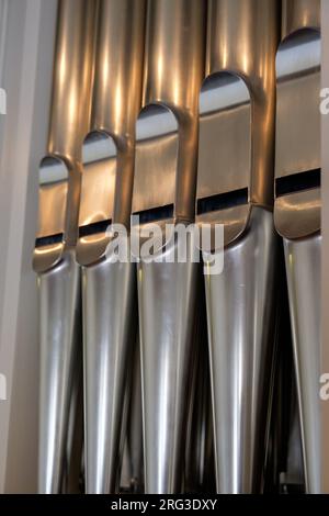 Helsinki / Finnland - 13. MAI 2023: Nahaufnahme großer metallischer Orgelpfeifen in einer Kirche. Stockfoto