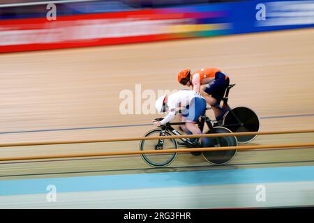 Jack Carlin (links) aus Großbritannien und Harrie Lavreysen aus den Niederlanden in Aktion im Halbfinale der Elite Sprint für Männer am fünften Tag der UCI-Radweltmeisterschaft 2023 im Sir Chris Hoy Velodrome in Glasgow. Foto: Montag, 7. August 2023. Stockfoto