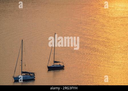 Zwei Boote bei Sonnenuntergang in der Bucht von Port de la Selva (Alt Empordà, Katalonien, Spanien) ESP: DOS barcas al atardecer en la Bahía del Port de la Selva Stockfoto