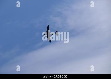 Helsinki/Finnland - 28. JULI 2023. Ein altes Propeller-Passagierflugzeug, das gegen einen bewölkten Morgenhimmel fliegt. Stockfoto