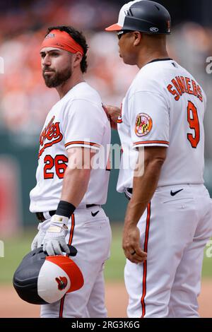BALTIMORE, MD – 06. AUGUST: Baltimore Orioles verließ Feldspieler Ryan McKenna (26) hört den ersten Base-Trainer Anthony Sanders (9) während des Spiels gegen die New York Mets am 6. August 2023 im Oriole Park in Camden Yards. (Joe Robbins/Image of Sport) Stockfoto