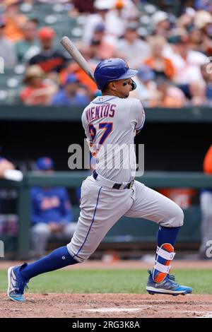 BALTIMORE, MD - 06. AUGUST: New York Mets Dritter Baseman Mark Vientos (27) schlägt während des Spiels gegen die Baltimore Orioles am 6. August 2023 im Oriole Park bei Camden Yards. (Joe Robbins/Image of Sport) Stockfoto