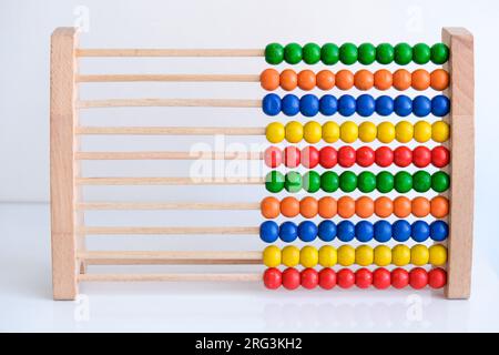 Nahaufnahme des bunten Abakusperlenhintergrunds der Schule für Kinder. Bildungs-Schulmathematik-Tapete. Kinder lernen zählen, Kinder Matheunterricht Konzept. Stockfoto