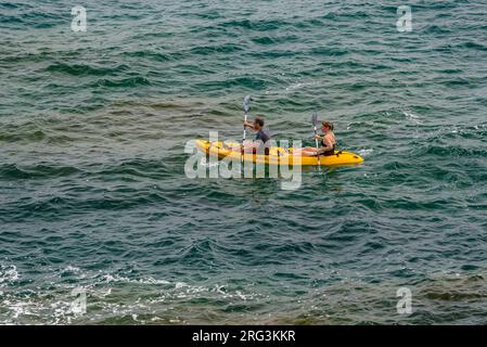Zwei Personen in einem Kajak in Port de la Selva, im Kap Cap de Creus (Alt Empordà, Girona, Katalonien, Spanien) ESP: DOS personas en un Kaayak en el Ampurdán Stockfoto