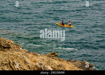 Zwei Personen in einem Kajak in Port de la Selva, im Kap Cap de Creus (Alt Empordà, Girona, Katalonien, Spanien) ESP: DOS personas en un Kaayak en el Ampurdán Stockfoto