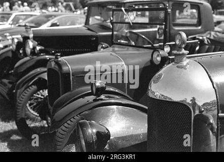 Austin 7 und Morris Vorkriegs-Oldtimer gedreht auf 35mm Film Stockfoto