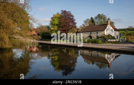 Einer der vielen Teiche im malerischen Dorf Warter im East Riding von Yorkshire, England, Großbritannien Stockfoto