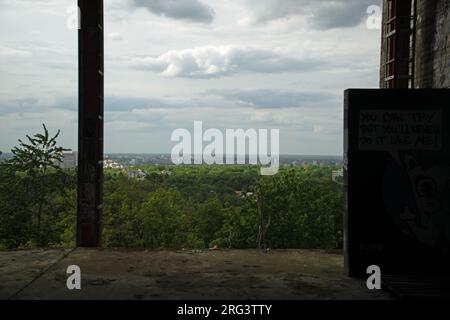 Berliner Landschaft von der verlassenen Hörstation Teufelsberg im Grünwaldwald Berlin Deutschland Stockfoto