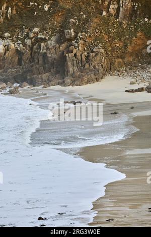 Atlantiksurfe rollt auf den Sand der abgelegenen Portheras Cove, Pendeen, an der Atlantikküste im äußersten Westen von Cornwall, Großbritannien. Stockfoto