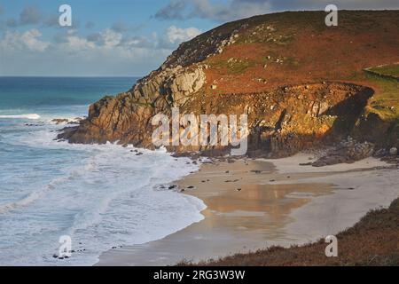 Atlantiksurfe rollt auf den Sand der abgelegenen Portheras Cove, Pendeen, an der Atlantikküste im äußersten Westen von Cornwall, Großbritannien. Stockfoto