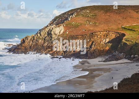 Atlantiksurfe rollt auf den Sand der abgelegenen Portheras Cove, Pendeen, an der Atlantikküste im äußersten Westen von Cornwall, Großbritannien. Stockfoto