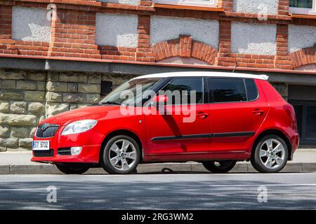 FRYDEK MISTEK, TSCHECHISCHE REPUBLIK - 28. MAI 2023: Rotes Skoda Fabia 2. Generation 5J Auto mit weißem Dach Stockfoto