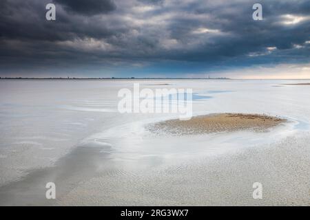 Gewitterwolken über dem Strand von Texel Stockfoto