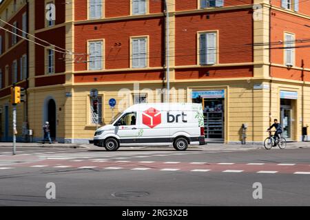 BOLOGNA, ITALIEN - 19. APRIL 2022: MAN TGE 3,140E Lieferwagen der BRT DPD Lieferfirma in den Straßen von Bologna, Italien mit Bewegungsunschärfe-Effekt Stockfoto