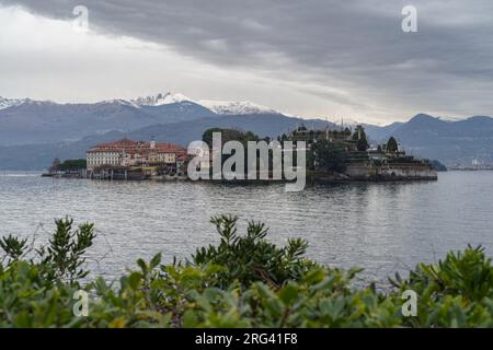 Bella Island, eine der Borromäischen Inseln, von der Seeuferpromenade in Stresa im Winter gesehen, Lago Maggiore, Norditalien Stockfoto