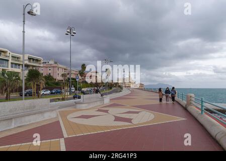Entlang der Corso Italia Straße, der Hauptpromenade von Genua, Italien Stockfoto