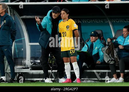 Sydney, Australien, 7. August 2023. Der australische Cheftrainer Tony Gustavsson erteilt Sam Kerr von Australien während der Frauenweltmeisterschaft 16 des Fußballspiels zwischen den australischen Matildas und Dänemark im Stadium Australia am 07. August 2023 in Sydney, Australien, Anweisungen. Kredit: Damian Briggs/Speed Media/Alamy Live News Stockfoto