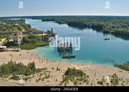 Rummu, verlassenes und überflutetes sowjetisches Gefängnis und meins in Estland, nahe Tallin. Heute als Schwimmsee genutzt, Ort für Outdoor-Sport und Aktivitäten. Stockfoto