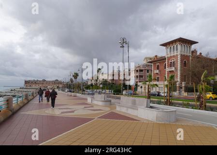 Entlang der Corso Italia Straße, der Hauptpromenade von Genua, Italien Stockfoto