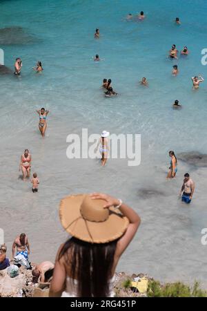 Santanyi, Spanien. 06. Aug. 2023. Leute am Calo des Moro Strand auf Mallorca, einem der überfüllten Strände auf Mallorca. Kredit: Clara Margais/dpa/Alamy Live News Stockfoto