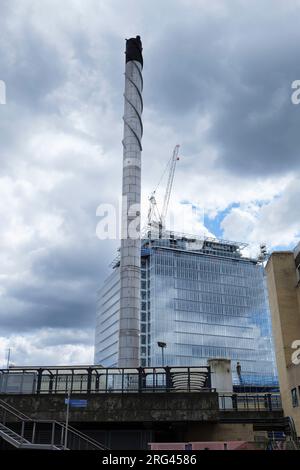 London - 05 29 2022: Blick auf den Kamin des St. Mary's Hospital vom Merchant Square Stockfoto
