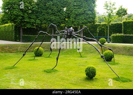 Skulptur einer riesigen schwarzen Metallspinne im Park. Zeitgenössische ungewöhnliche Kunst Stockfoto