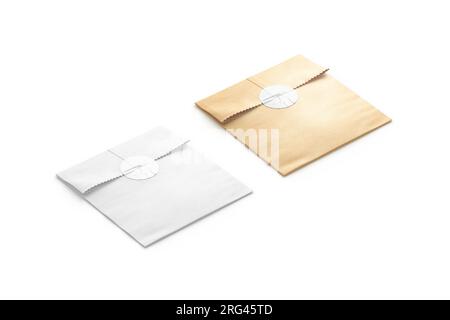 Leere weiße und handgefertigte quadratische Papiertüte mit Aufklebermodell Stockfoto