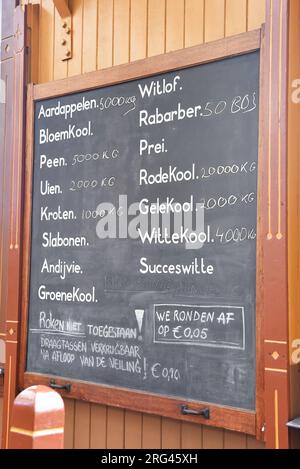 Broek op Langedijk, Niederlande. 24. Juli 2023. Alte Tafeln mit Auktionsinformationen. Hochwertiges Foto Stockfoto